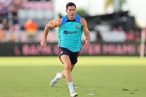 Thầy của Lewandowski mỉa mai Barca 'điên rồ'