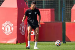 Không ai mua, Ronaldo trở lại MU tập luyện
