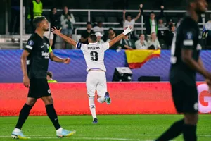 Benzema chỉ còn kém mỗi Ronaldo