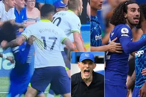 Cầu thủ giật tóc đối thủ thần tượng Van Dijk 