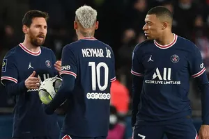 Mbappe hỗn hào với Messi