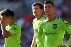 Ten Hag đừng đưa Ronaldo vào sân đá với Liverpool