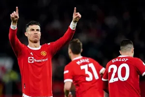 Ngồi dự bị, Ronaldo rời khỏi Man United vào giờ chót