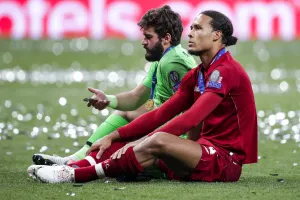 Tự trói chân, Van Dijk sắp hết thời