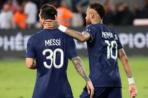 Neymar chỉ là cái bóng của Messi