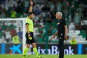 Mourinho nói gì sau khi bị trọng tài đuổi lên khán đài?