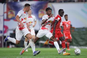 Mane chưa làm quên Lewandowski, Bayern trượt dài