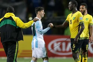 Messi lại nổ súng và làm điều khó tin với Dybala