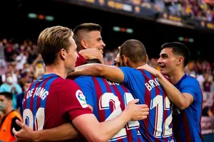 Barcelona nặng gánh nợ nần