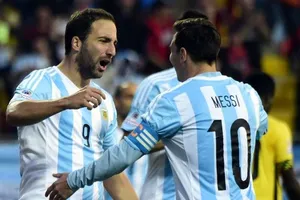 Đồng đội của Messi giải nghệ trong cay đắng vì bị tấn công