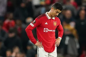 Bị Ten Hag phớt lờ, Ronaldo mang nỗi lo người thừa
