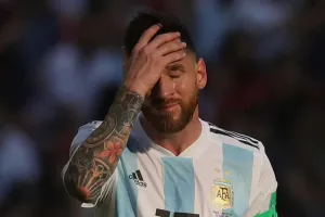 Messi đau khổ với chấn thương, nguy cơ bỏ lỡ World Cup