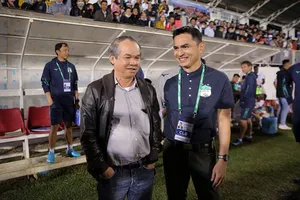 Kiatisak thay thế ông Park, bầu Đức quyết định