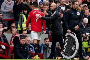 Chị gái Ronaldo 'buồn nôn' với HLV Ten Hag