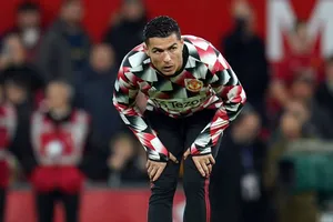 Ronaldo bị ‘ném đá’ tơi bời