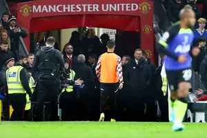 Ronaldo không xin lỗi, Ten Hag muốn tống khứ ngay lập tức