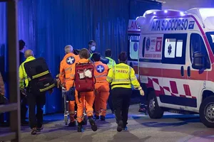 Những lời kể kinh hoàng của người nhà hậu vệ Arsenal bị đâm ở Ý