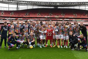 Cảm động các pháo thủ Arsenal tri ân đồng đội bị đâm ở Ý
