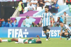 Có một Messi già nua trong trận thua muối mặt Saudi Arabia