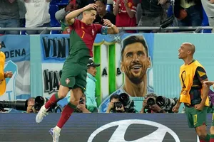 Tình huống khó đỡ: Ronaldo ăn mừng ngay trước mũi Messi 
