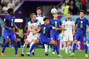 Tuyển thủ Anh phá sức vì chơi... phóng phi tiêu