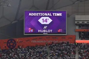 Trọng tài ở World Cup bù giờ nhiều bất thường, lợi hay hại?