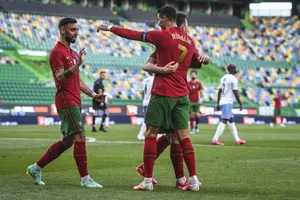 Ronaldo không nên cướp bàn thắng của đồng đội