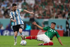 Messi hay, nhưng không thể sánh với Maradona