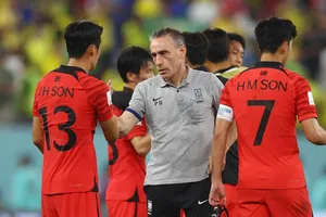Ông Bento rời ghế HLV Hàn Quốc sau trận thua thảm Brazil