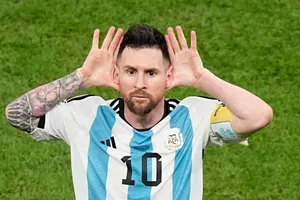 Người hùng Hà Lan khóc, Messi xát muối vào nỗi đau