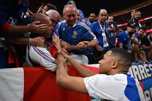 Mbappe xin lỗi cổ động viên Pháp sau cú sút ‘trời giáng’