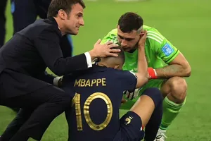Tổng thống Pháp Emmanuel Macron đã nói gì với Mbappe?