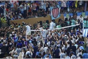 Nữ CĐV Argentina có nguy cơ ngồi tù vì… cởi áo ăn mừng