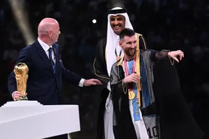 Quốc vương Qatar và chiếc 'long bào' quý giá tặng Messi