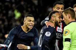 Mbappe bênh vực Neymar, chỉ trích trọng tài tồi tệ