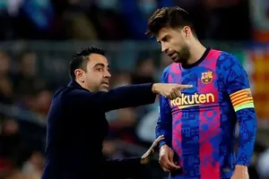 Trung vệ Pique gặp rắc rối khi trở lại sân cỏ