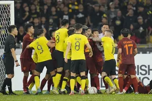 Khán giả Malaysia lại giở trò bắn tia laser vào trọng tài và cầu thủ Thái Lan 