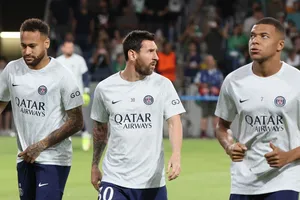 Messi và Mbappe gượng gạo tái ngộ nhau ở PSG