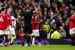 Ten Hag trút giận sau thẻ đỏ của Casemiro