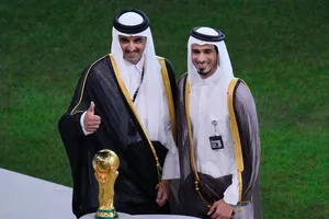 Chủ mới của Man United có tài sản gấp 300 lần Ronaldo và Messi cộng lại