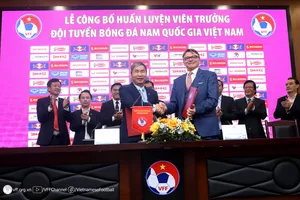 HLV Troussier muốn chơi World Cup và... vô địch SEA Games