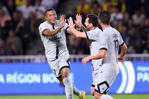 Messi dành điều bất ngờ cho Mbappe