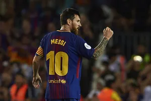 Messi muốn ở lại châu Âu, không theo Ronaldo