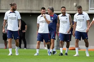 HLV Galtier: 'Ramos và Messi không đi đâu cả'