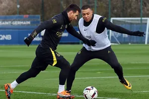 Messi giỏi hơn Mbappe và một mớ hỗn độn ở PSG 