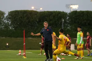 HLV Troussier lo lắng U-23 VN thi đấu ở khung giờ chưa từng có