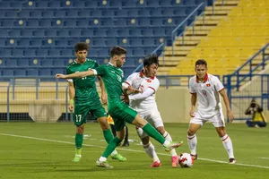 HLV Troussier nói gì về 2 thẻ đỏ, 3 bàn thua của U-23 Việt Nam? 