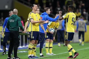 Ibrahimovic đi vào lịch sử, bị Lukaku 'vuốt mũi'