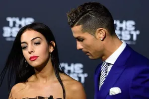 Ronaldo và bạn gái về quê sau khi treo giày