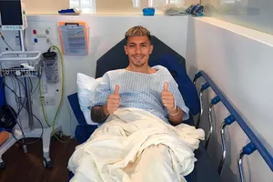 Martinez nghỉ hết giải, Man United giải quyết hậu quả